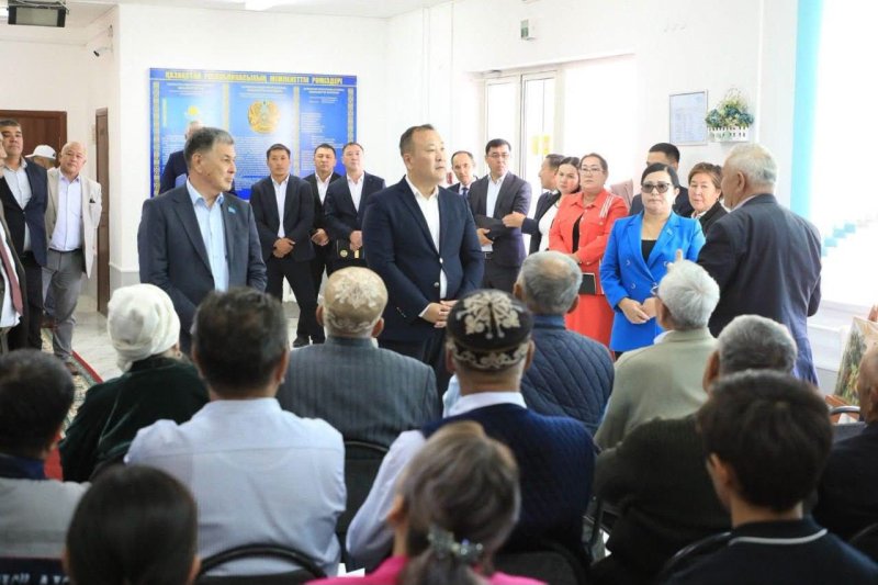 АУДАН ӘКІМІ АҚҚҰМ ЖӘНЕ АҚСУ АУЫЛЫНЫҢ ТҰРҒЫНДАРЫМЕН КЕЗДЕСТІ